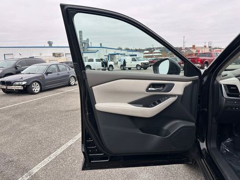 Used 2025 Nissan Rogue SV image 15