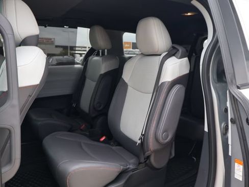 Used 2024 Toyota Sienna XSE FWD image 8