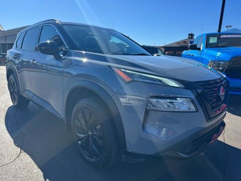 Used 2023 Nissan Rogue SV w/ SV Premium B Package image 3