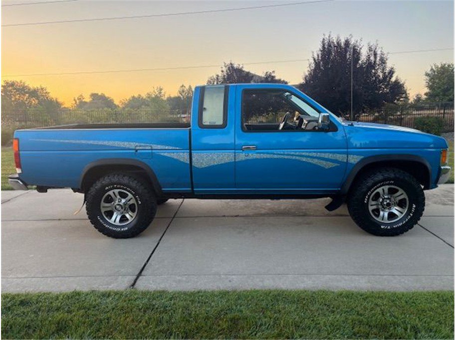 Used 1997 Nissan Pickup 4x4 King Cab image 1