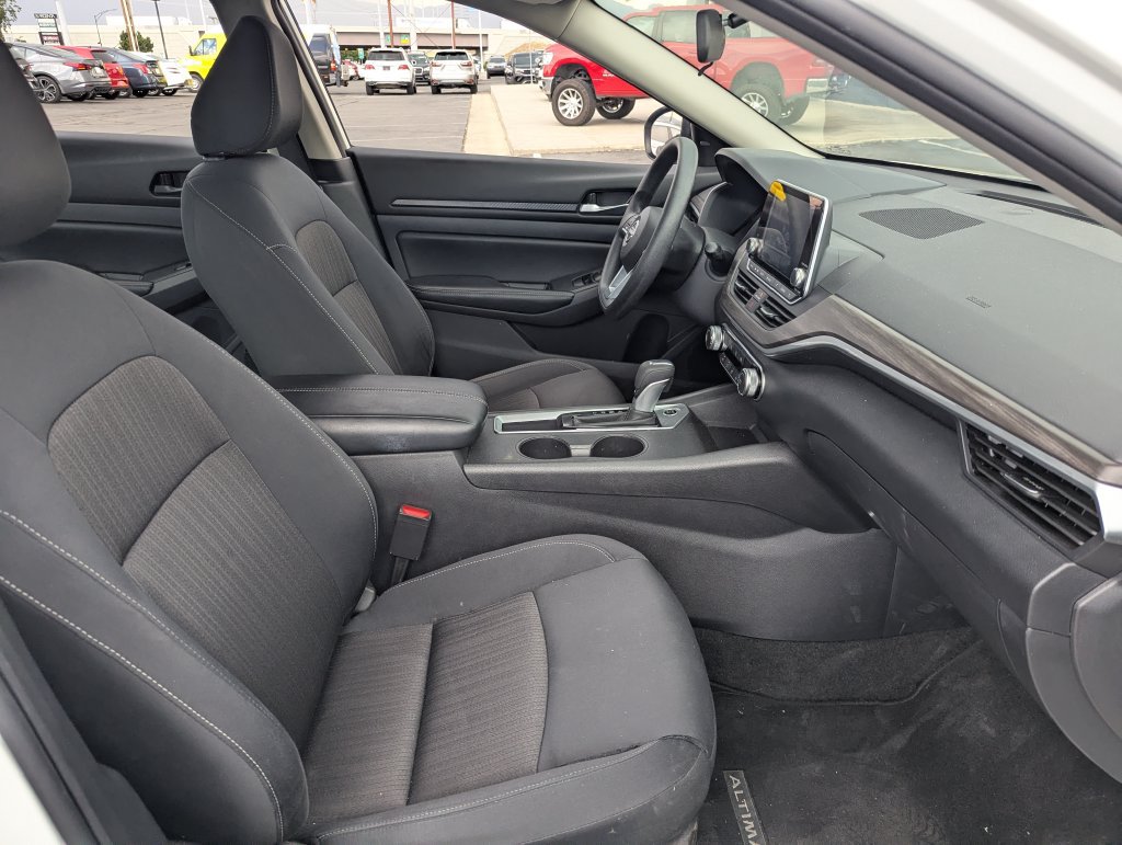 Used 2025 Nissan Altima 2.5 SV FWD image 32
