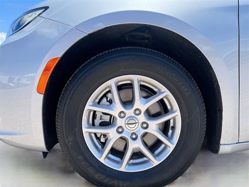 Used 2024 Chrysler Pacifica Touring-L image 31
