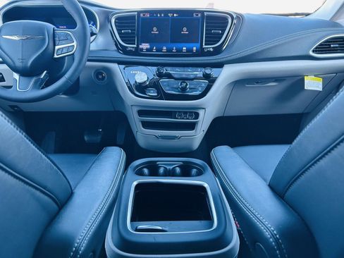Used 2024 Chrysler Pacifica Touring-L image 25