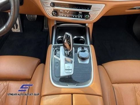 Used 2022 BMW 750Li xDrive AWD/4WD image 29