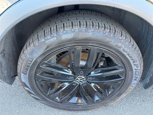 Used 2022 Volkswagen Tiguan SE R-Line image 18