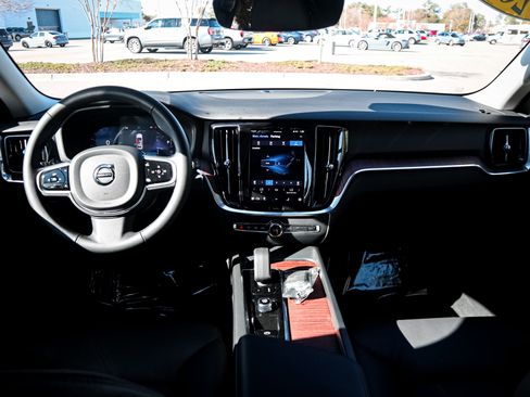 Used 2025 Volvo V60 B5 Cross Country Plus image 29