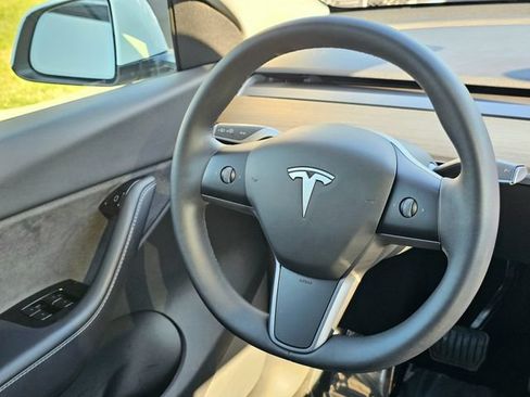 Used 2021 Tesla Model Y Long Range AWD/4WD image 32