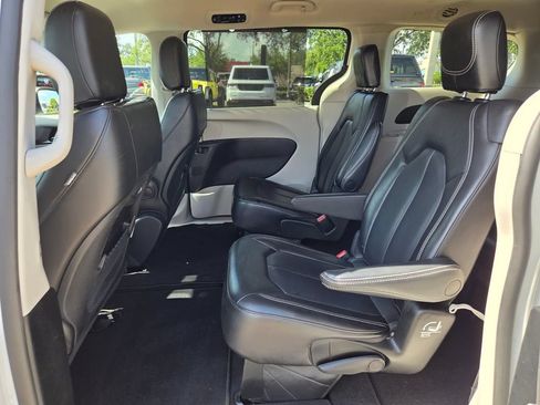Used 2023 Chrysler Pacifica Touring-L FWD image 14