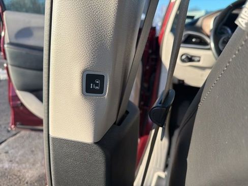 Used 2019 Chrysler Pacifica Touring-L image 15
