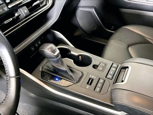 Used 2021 Toyota Highlander XLE image 11