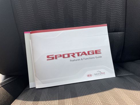 Used 2022 Kia Sportage LX AWD/4WD image 18