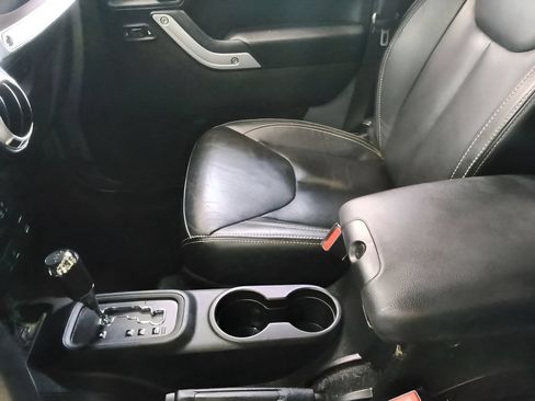 Used 2014 Jeep Wrangler Unlimited Sahara w/ Dual Top Group AWD/4WD image 12
