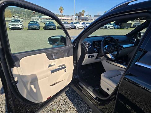 Used 2025 Mercedes-Benz GLB 250 4MATIC image 21