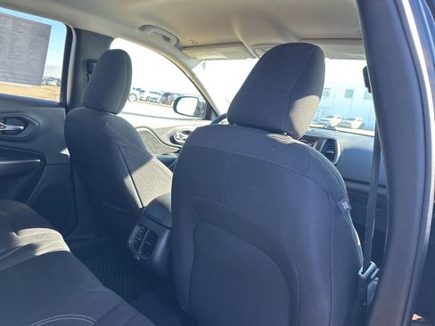 Used 2019 Jeep Cherokee Latitude w/ Cold Weather Group image 26