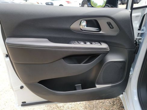 New 2027 Chrysler Pacifica Select FWD image 21