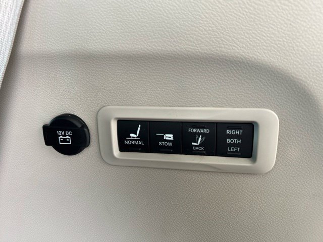 Used 2022 Chrysler Pacifica Limited FWD image 8