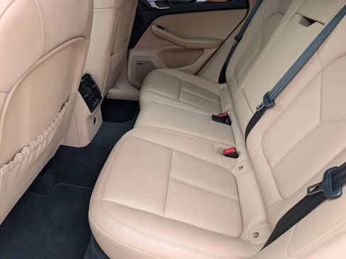 Certified 2022 Porsche Macan AWD/4WD image 28