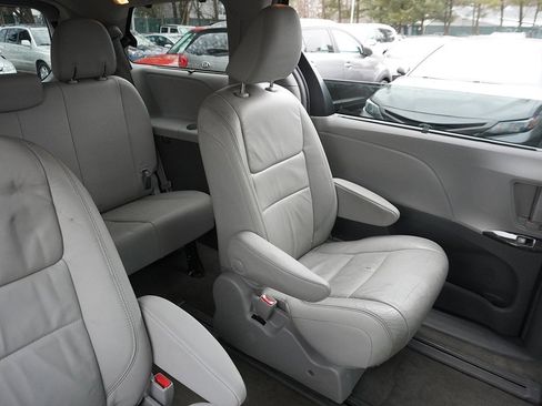 Used 2018 Toyota Sienna XLE w/ XLE Navigation Package image 43