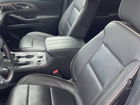 Used 2023 Chevrolet Traverse Premier FWD image 5