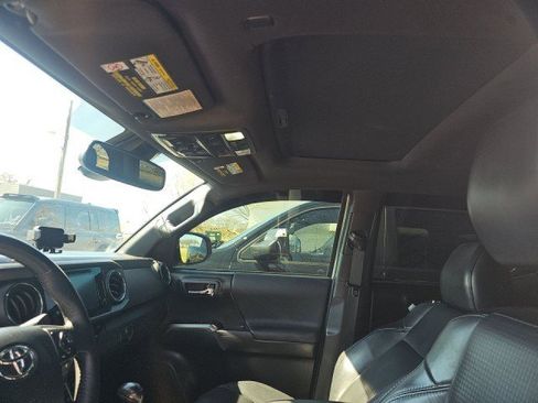 Used 2019 Toyota Tacoma TRD Off-Road image 9