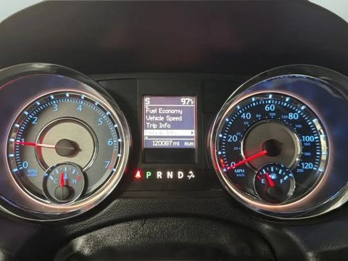 Used 2016 Chrysler Town & Country Touring FWD image 11