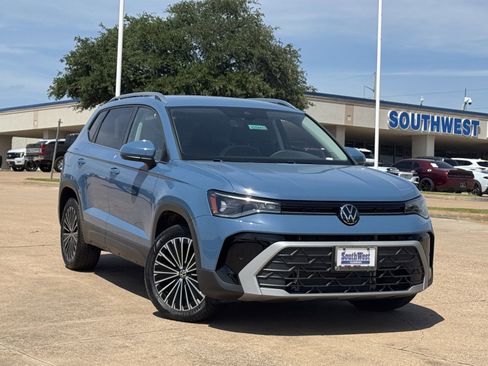 New 2025 Volkswagen Taos SE FWD image 2