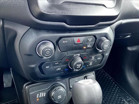 Used 2021 Jeep Renegade Latitude w/ Convenience Group image 47