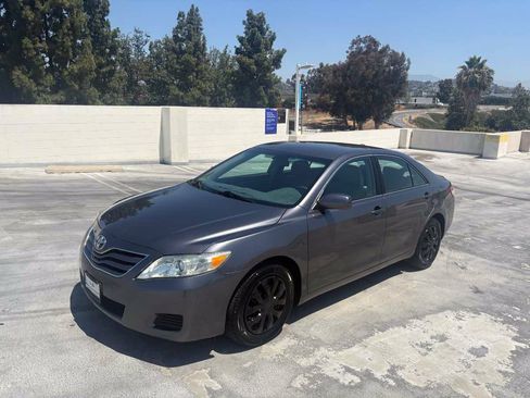 Used 2011 Toyota Camry LE FWD image 5