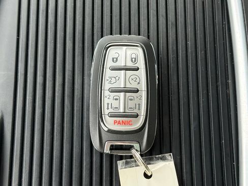 Used 2022 Chrysler Pacifica Touring-L FWD image 29