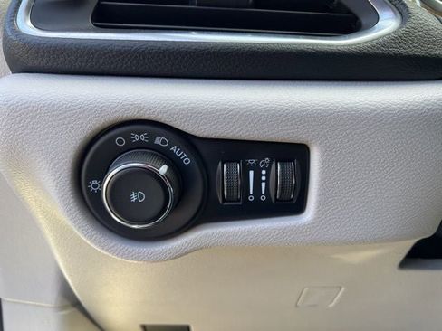 Certified 2023 Chrysler Pacifica Limited image 21