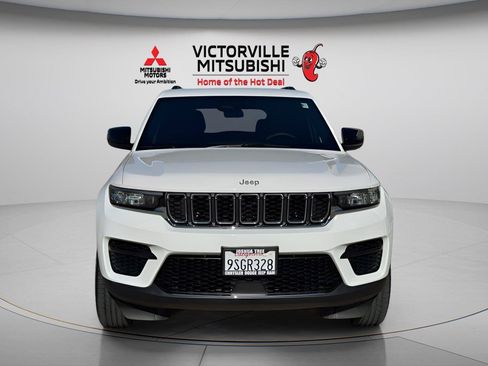 Used 2025 Jeep Grand Cherokee Laredo w/ Trailer Tow Package RWD image 2