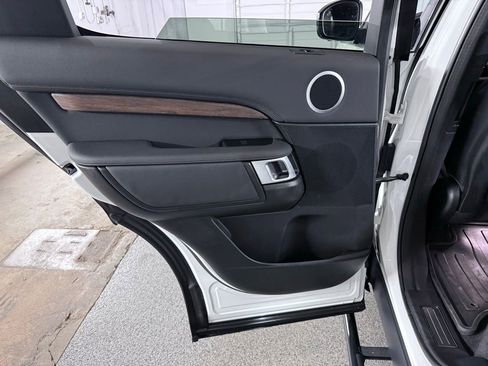 Used 2020 Land Rover Discovery HSE image 34