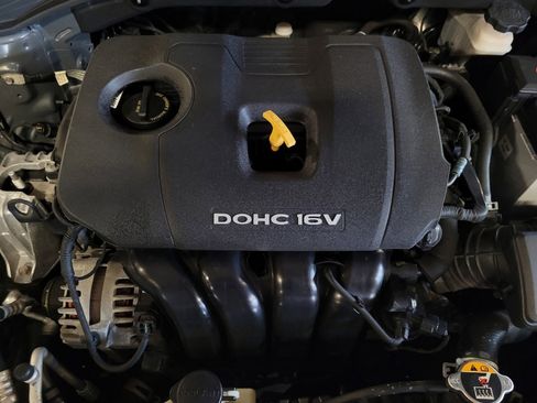 Used 2017 Hyundai Elantra SE image 30