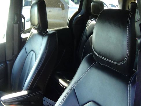 Certified 2025 Chrysler Pacifica Select FWD image 17