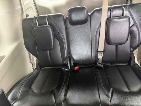 Used 2021 Chrysler Pacifica Touring-L image 14