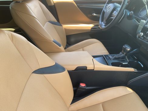 Used 2024 Lexus ES 350 w/ Premium Package FWD image 11
