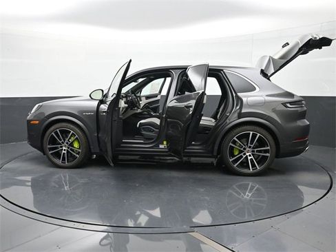 New 2026 Porsche Cayenne S image 33