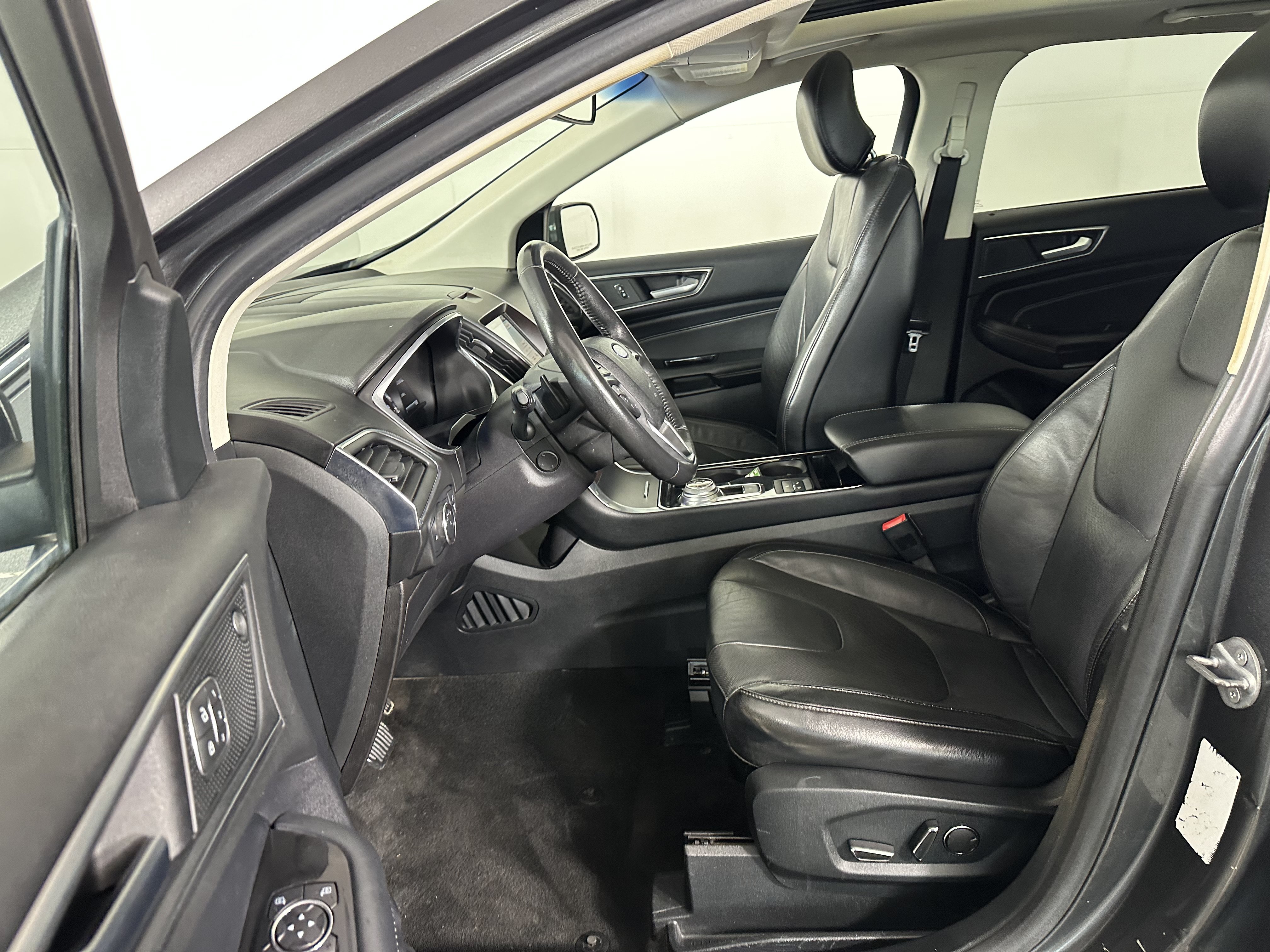 Used 2019 Ford Edge Titanium w/ Equipment Group 301A AWD/4WD image 8