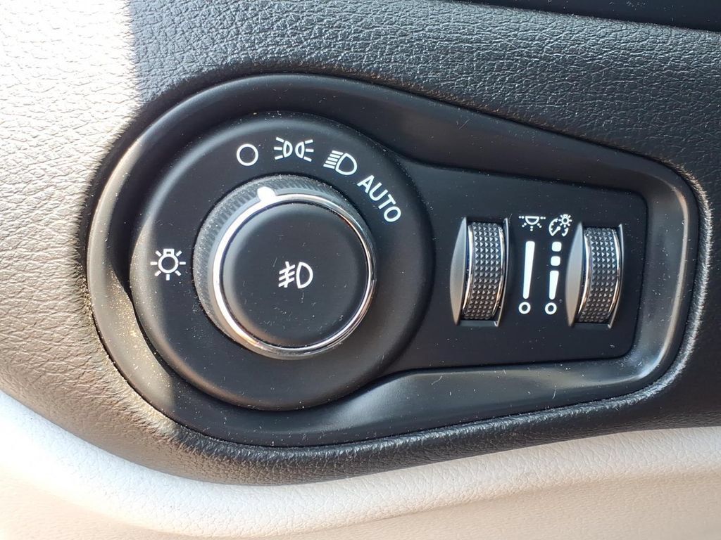 Used 2019 Jeep Renegade Latitude FWD image 28