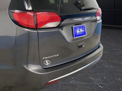 Used 2018 Chrysler Pacifica Touring-L image 36