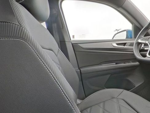 Used 2025 Volkswagen Atlas Cross Sport SE image 30