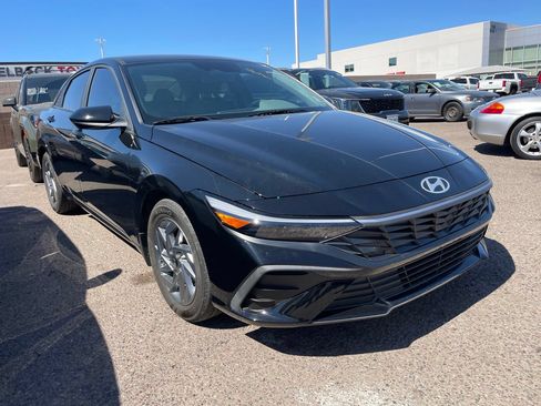 Used 2024 Hyundai Elantra SEL FWD image 2