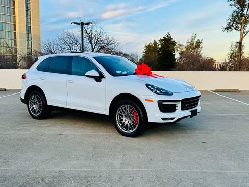Used 2015 Porsche Cayenne Turbo image 4