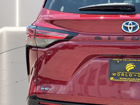 Used 2025 Toyota Sienna XSE FWD image 31