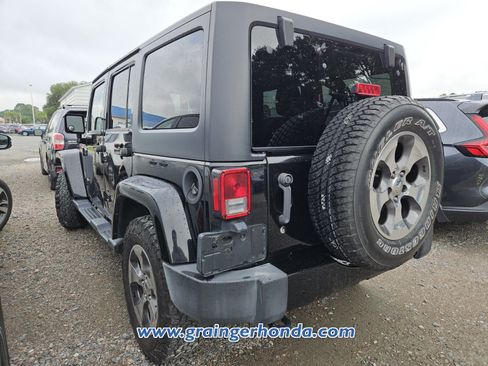 Used 2017 Jeep Wrangler Unlimited Sahara w/ Dual Top Group AWD/4WD image 10