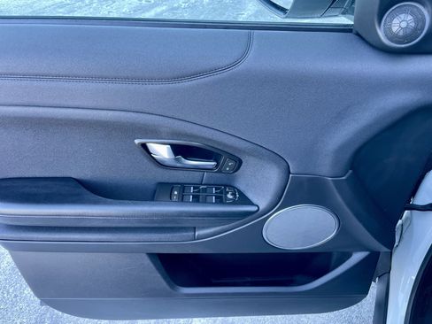 Used 2017 Land Rover Range Rover Evoque SE image 12