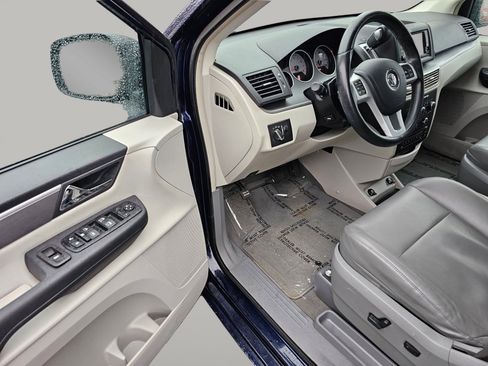 Used 2012 Volkswagen Routan SE image 18