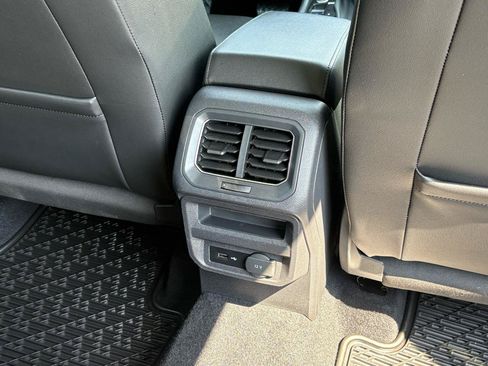 Used 2018 Volkswagen Tiguan SEL AWD/4WD image 29