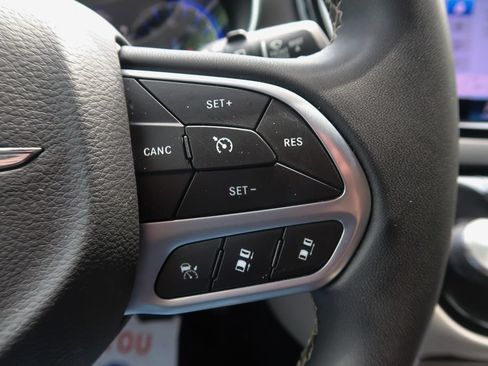 Used 2023 Chrysler Pacifica Touring-L FWD image 26
