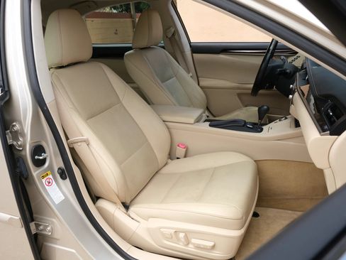 Used 2014 Lexus ES 350 w/ Luxury Package FWD image 11